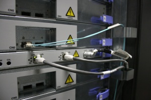 IBM Blue Gene/P: кабели сетей ввода-вывода, управления и синхронизации. Фото (c) А. В. Позднеев